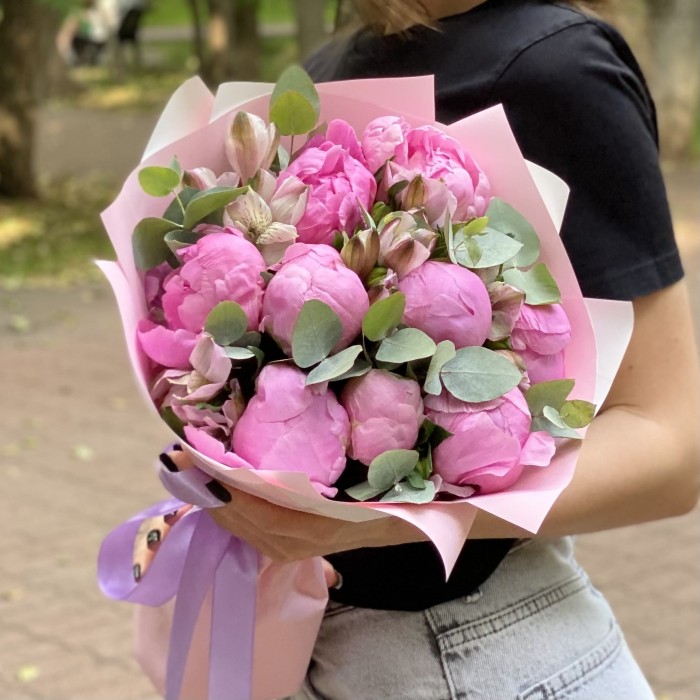 Букет из 9 пионов Флеминг с альстромерией